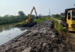 Dinas BM-SDA Kab. Tangerang berupa membenahi saluran irigasi saat hujan macet.