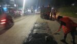 DINAS BINA MARGA DAN SUMBER DAYA AIR KABUPATEN TANGERANG BERGERAK CEPAT, MEMPERBAIKI JALAN YANG RUSAK DI PASAR KEMIS.