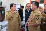 Bupati juga menyerahkan bantuan peralatan usaha secara simbolis kepada 12 kelompok WUB.