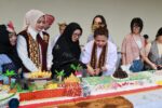 Bersatu, menyatukan perbedaan. Kita bersatu bersama, inilah keindahan Indonesia.